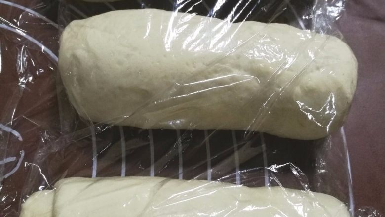 17小时中种软吐司,盖上保鲜膜松弛十分钟