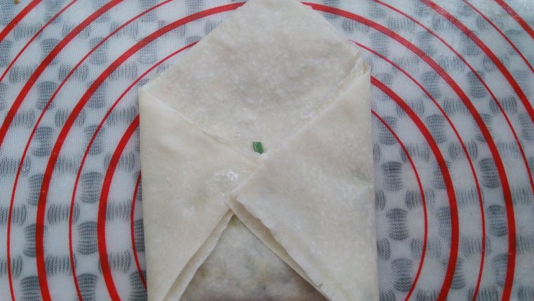 韭菜盒子(春卷版),春卷皮的右侧往左折