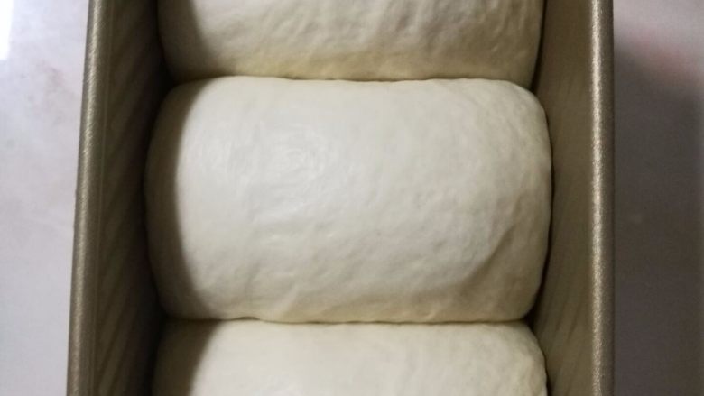 17小时中种软吐司,发酵到八九分满的时候盖上吐司模具盖子，烤箱上下火160度预热十分钟