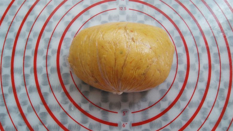 万圣节不给糖就捣蛋——南瓜饼干,面团先出260克南瓜面团,装保鲜袋放冰箱冷冻30分钟(或者冷藏一小时左右)