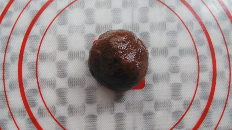 万圣节不给糖就捣蛋——南瓜饼干,取40克面团加入5克<a style='color:red;display:inline-block;' href='/shicai/ 920'>可可粉</a>揉均匀,装入保鲜袋放冰箱冷冻30分钟(或者冷藏一小时左右)