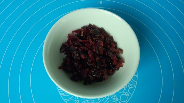 酸奶蔓越莓饼干,<a style='color:red;display:inline-block;' href='/shicai/ 887'>黄油</a>室温软化,越莓干切碎。