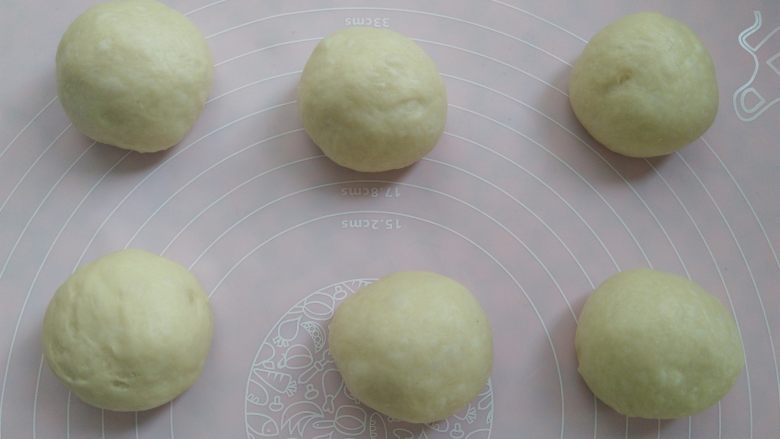 全麦蔓越莓奶酥软欧面包,面团取出排气,分成6等份,滚圆,室温下松弛15分钟