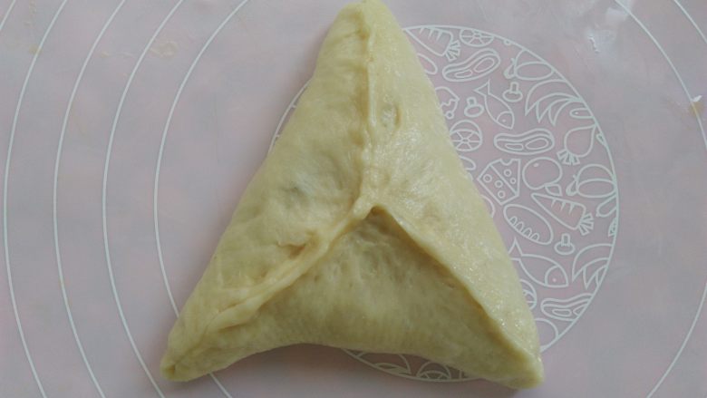 全麦蔓越莓奶酥软欧面包,所有开口的地方捏紧,对于北方的朋友来说糖三角比较常见,我在南方第一次接触糖三角这个品类,捏的有点差强人意