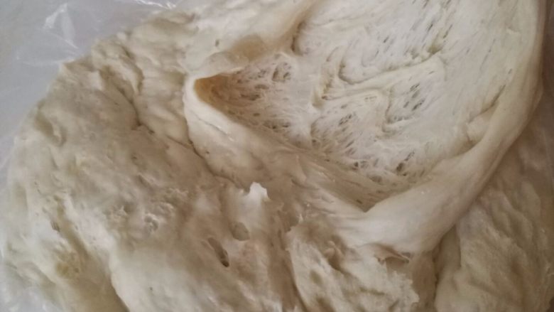 豹纹吐司,将中种面团的材料按下层液体,中层粉体,上层酵母的顺序放入面包机中,揉成一个光滑的面团就可以了,放到保鲜袋中,冰箱冷藏17个小时以上。