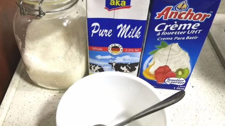 谷物水果酸奶杯,我们先来制作酸奶,我们先将装酸奶的容器用开水浸泡冲洗一分钟消毒。