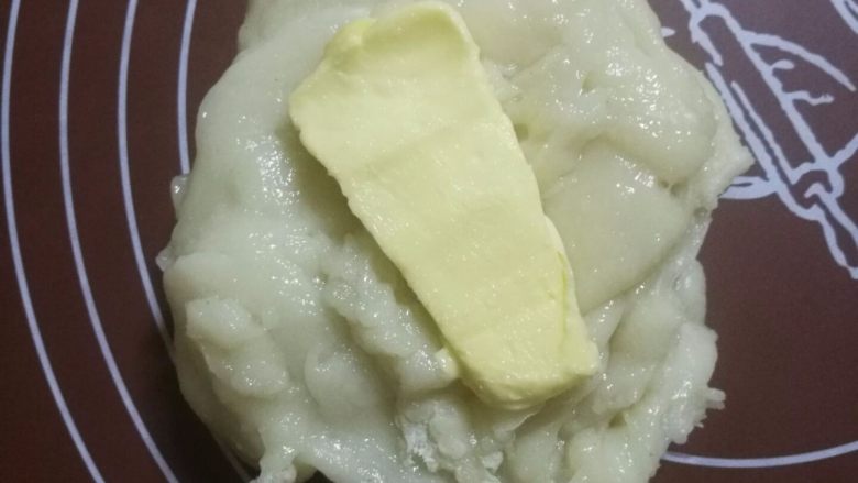 可可麻薯软欧包,蒸熟的麻薯用筷子划几下,散热快一点,凉到不烫手的状态就可以戴上一次性手套把<a style='color:red;display:inline-block;' href='/shicai/ 887'>黄油</a>揉进麻薯里