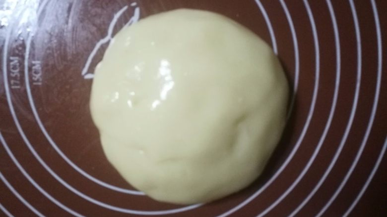 可可麻薯软欧包,一定要戴上手套,不然很粘手的,黄油很容易揉进去的,揉好之后用保鲜膜包好,备用。