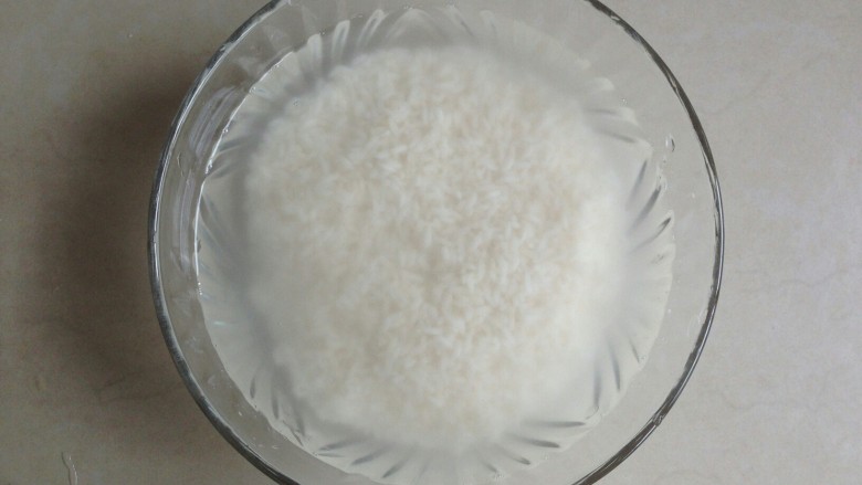 面包机版排骨糯米饭,提前将<a style='color:red;display:inline-block;' href='/shicai/ 498'>糯米</a>用清<a style='color:red;display:inline-block;' href='/shicai/ 156925'>水</a>浸泡三个半小时以上，但也不可以浸泡太久。