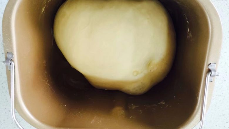 小兔子巧克力面包,将材料c 全部放在面包桶内,揉成光滑面团,加入黄油揉出膜,放在温暖处发酵至2倍大