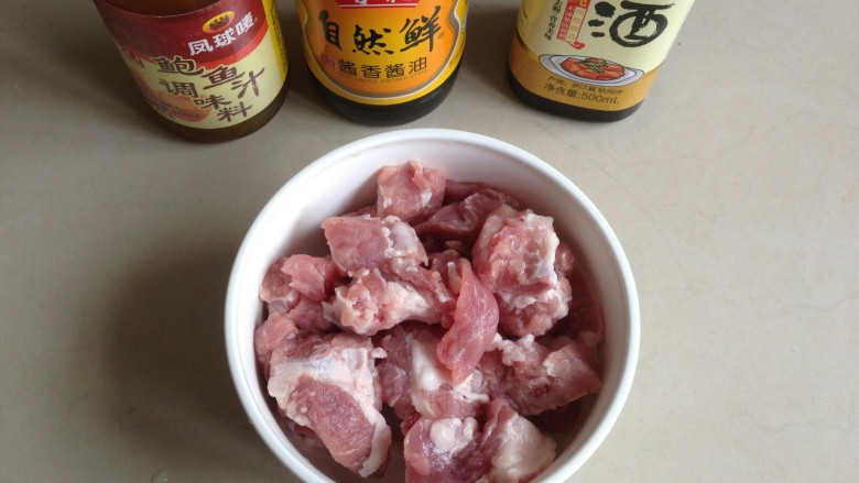 面包机版排骨糯米饭,准备好<a style='color:red;display:inline-block;' href='/shicai/ 434'>排骨</a>和各种调味料。<a style='color:red;display:inline-block;' href='/shicai/ 434'>排骨</a>要先洗干净后沥干水分。