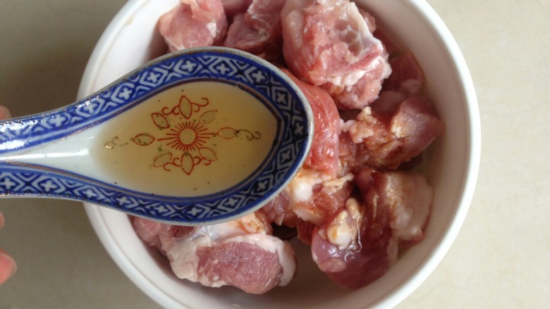 面包机版排骨糯米饭,加入<a style='color:red;display:inline-block;' href='/shicai/ 894'>黄酒</a>和<a style='color:red;display:inline-block;' href='/shicai/ 10653'>鲍鱼汁</a>。