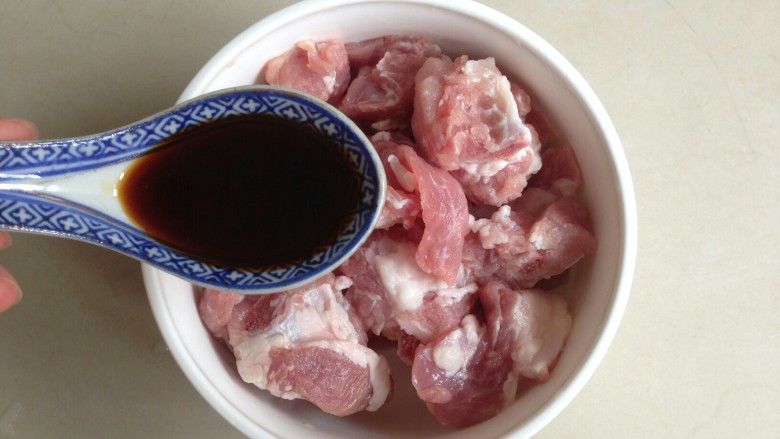 面包机版排骨糯米饭,加入酱抽。