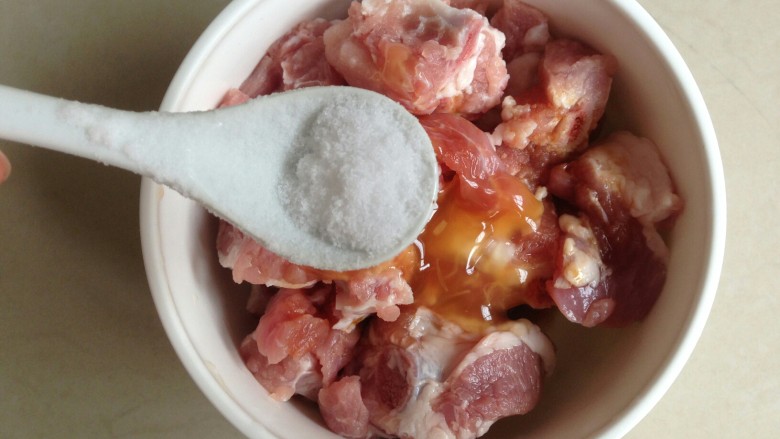 面包机版排骨糯米饭,加入盐和<a style='color:red;display:inline-block;' href='/shicai/ 849'>花生油</a>。