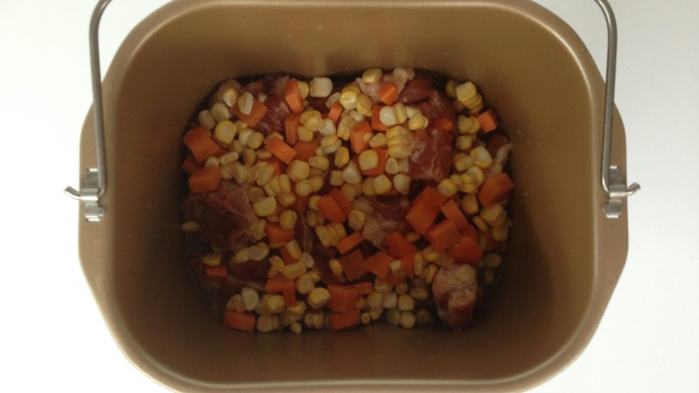 面包机版排骨糯米饭,加入姜片和<a style='color:red;display:inline-block;' href='/shicai/ 4802'>玉米粒</a>、胡萝卜粒。