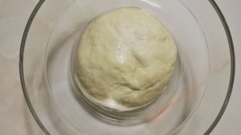 榴莲披萨,把面团放入干净的盆中,盖上保鲜膜发酵到两倍大,拿出;来排气