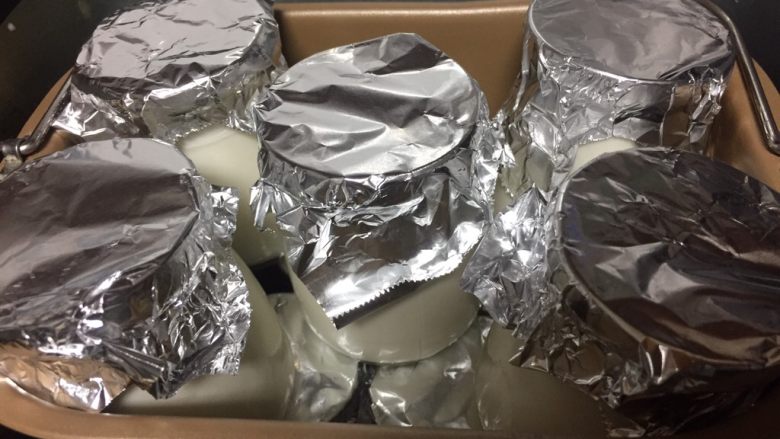 fluff棉花糖之自制百香果酸奶,放进面包桶里。
这个瓶配的是塑料盖,没法沸水消毒,所以我就用锡纸替代了。