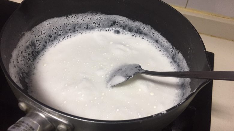 fluff棉花糖之自制百香果酸奶,放在煤气灶上开小火把棉花糖融化,不需要煮开,棉花糖融化了就可以。