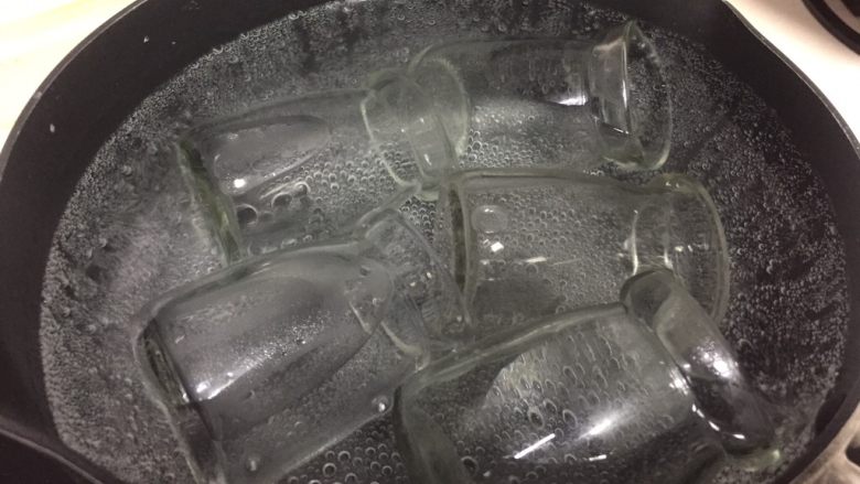 fluff棉花糖之自制百香果酸奶,酸奶瓶放在奶锅杀菌消毒,水沸再小火煮三分钟。