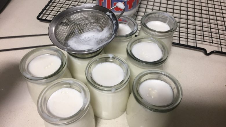 fluff棉花糖之自制百香果酸奶,棉花糖融化后有少许泡沫,这时候用细的漏勺过滤一下,装进奶瓶里。