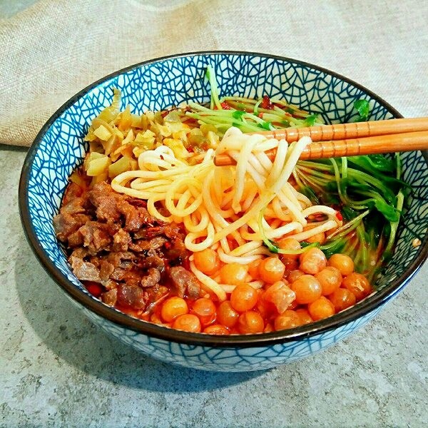 重庆小面,豌豆,牛肉丁,榨菜,辣椒油,