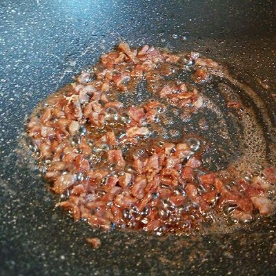重庆小面,油锅炒香牛肉,加生抽调味,