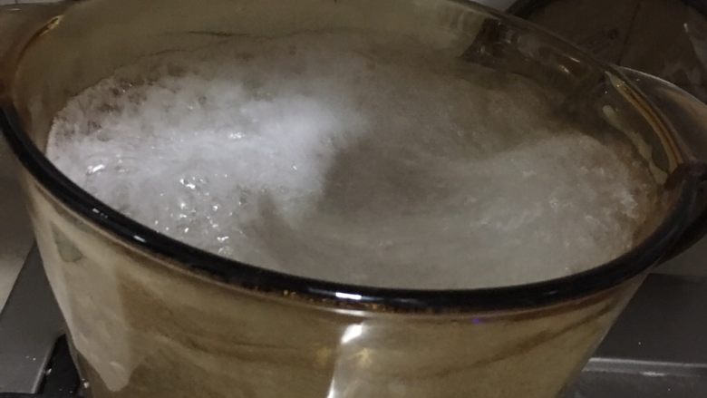 重庆冰粉,烧开后关火、放凉,制成冰粉水。