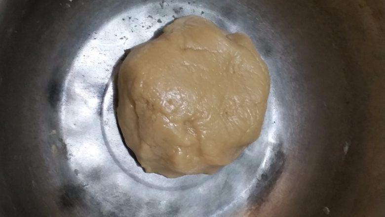 超级好吃的绿豆酥,低粉面粉和水混合揉成面团即是油皮,盖好保鲜膜静置20分钟