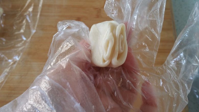 超级好吃的绿豆酥,取一个饼胚,中间对折,压扁,然后四下擀开