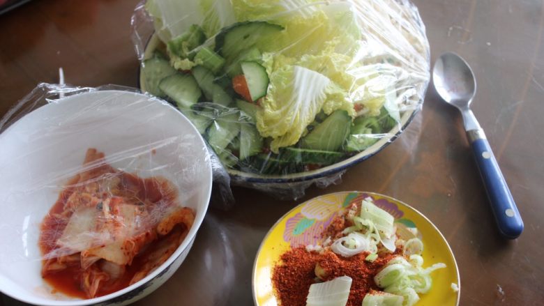 健康韩国泡菜汤,我用了黄瓜,白菜,胡萝卜,金针菇,鸭血豆腐,青菜还有绿辣椒