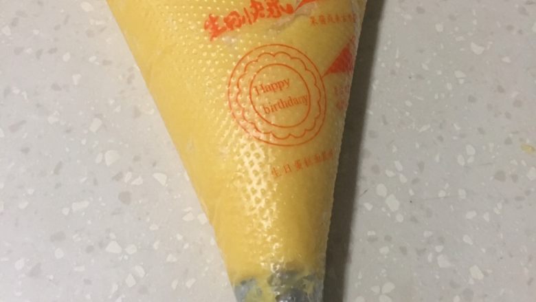 奶油泡芙,将面糊装入套有大号裱花嘴的裱花袋里,裱花嘴随便啥类型都可以,用大号就是。