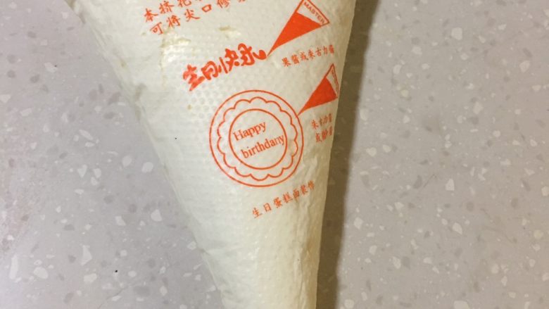 奶油泡芙,装入套有小号裱花嘴的裱花袋里。