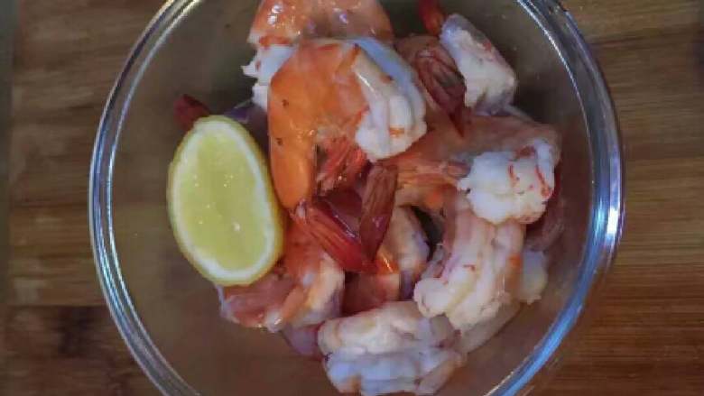 海鲜鲜虾炒面,取虾头，取虾油