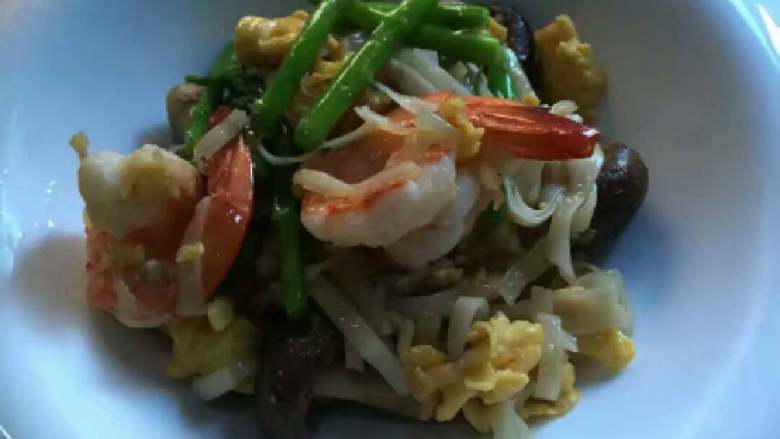 海鲜鲜虾炒面,基围虾，鸡蛋，香菇，洋葱。基围虾焯水，鸡蛋摊鸡蛋皮，香菇水发切丝。按步骤操作即可。
