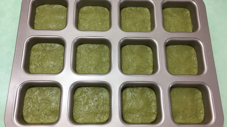 樱花抹茶凤梨酥,再用手轻轻按平,注意不要按破。