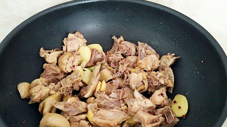 家常烧大盘鸡,放入肉块煸炒,成微黄色。