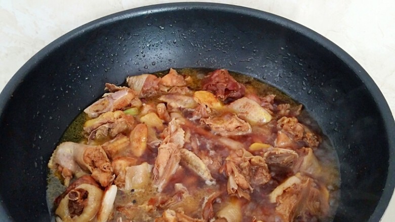 家常烧大盘鸡,倒入鸡汤,鸡汤刚好没过肉块。