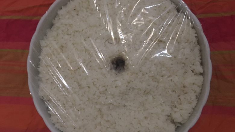 醪糟,完全放凉后加盖保鲜膜密封包装好、静置放入温度在25度左右的地方发酵,发酵期间不要挪动。夏天室温下用棉絮包裹即可。温度不够的可以借助电热毯、发酵箱、面包机等加温。
