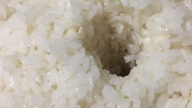 醪糟,最后要撒点甜酒曲在表面和洞口,再浇上适量凉开水或者直饮水。