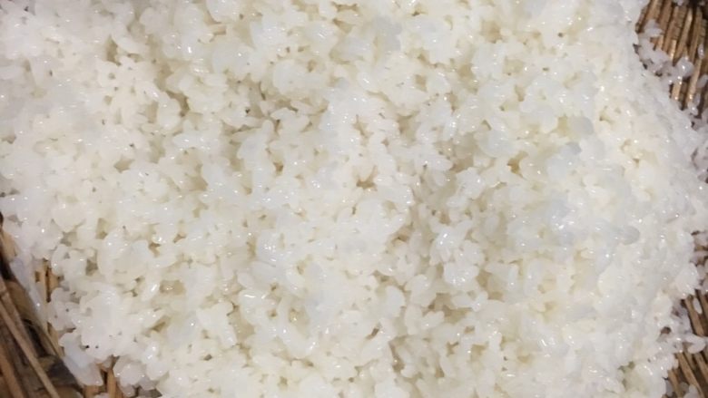 醪糟,用凉开水或者直饮水对糯米团降温,同时用手将糯米团捏散。捏散后的糯米酱紫呈散疏状。