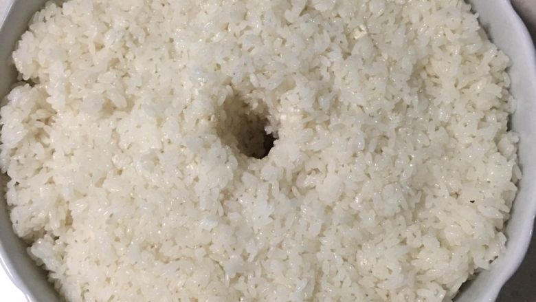 醪糟,放入盆里,中间挖一个洞。