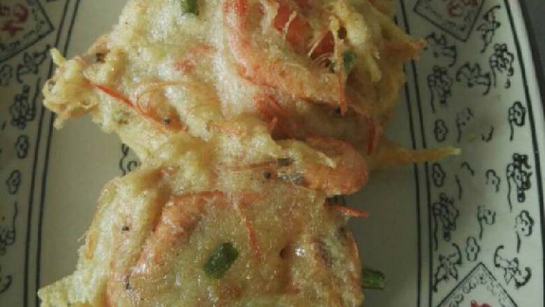 小河虾鲜虾饼,捞出,控油,装盘即可