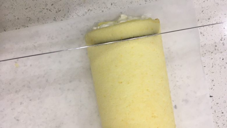 经典瑞士卷(原味),卷好后把蛋卷的头,尾切掉,修正整。