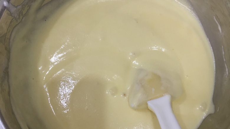 经典瑞士卷(原味),把蛋黄和蛋白混合搅拌,过程中,动作要轻柔!迅速搅拌均匀!