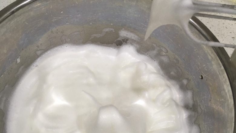 经典瑞士卷(原味),蛋白低速打发至如图所示。
