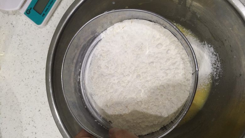 经典瑞士卷(原味),筛进蛋黄糊中。