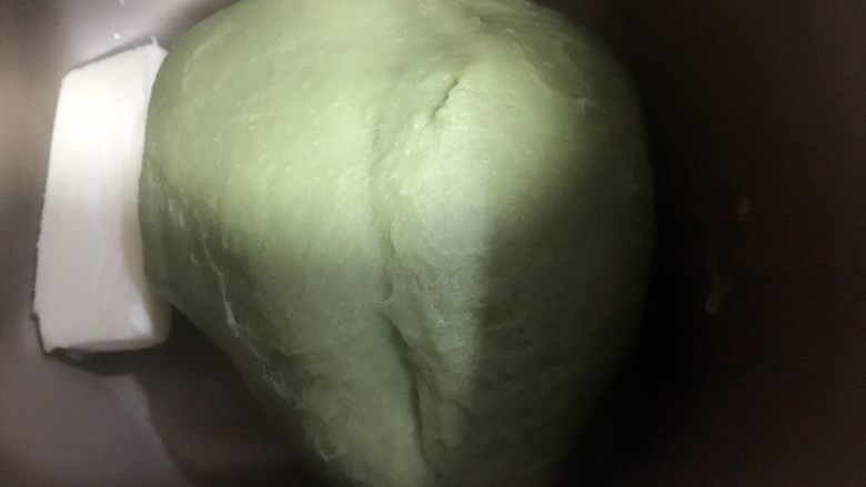抹茶麻糍面包,在最后十分钟加入黄油,揉和均匀。