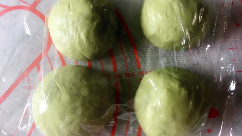 抹茶麻糍面包,面团取出排气,分成四小份,盖上保鲜膜醒15分钟左右。