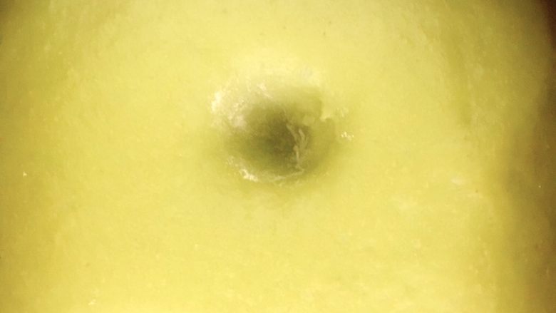 抹茶麻糍面包,手指沾点面粉按压一下。如果周边不回缩,面团就己醒发好。