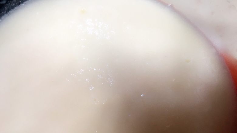 抹茶麻糍面包,上锅蒸大火十分钟左右,待上面这一层凝固就可以了。